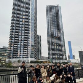 屋形船に乗船前に記念写真