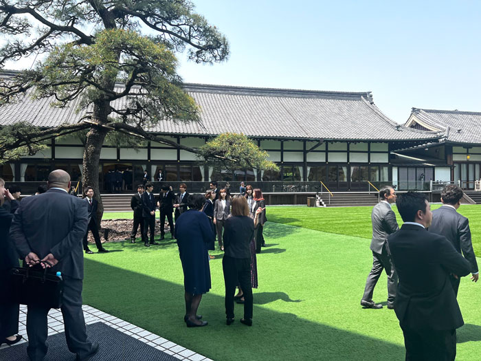 明治記念館のお庭を散策する社員達