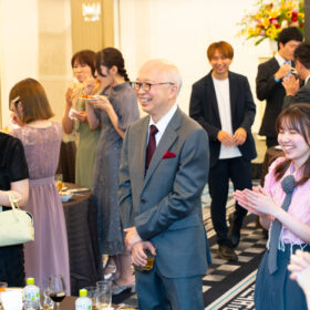 立食パーティーで楽しむ社長