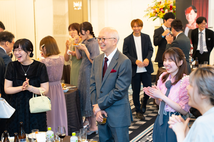 立食パーティーで楽しむ社長