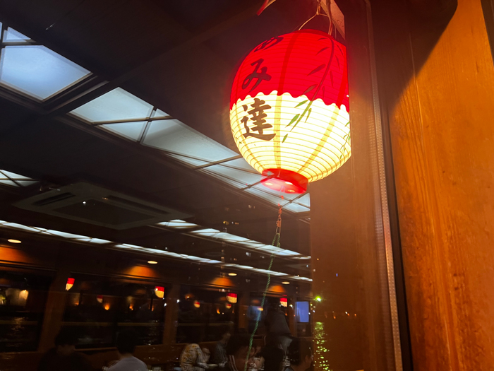 船内からみたあみ達の提灯