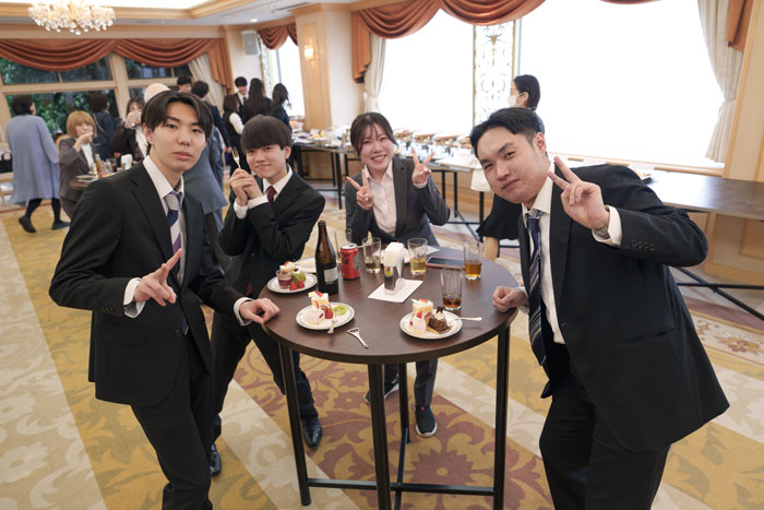 立食パーティーを楽しむ社員